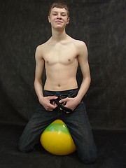 Basi - wanking naked smooth twink - Gay boys pics at Twinkest.com