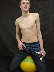 Basi - wanking naked smooth twink - Gay boys pics at Twinkest.com