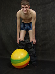 Basi - wanking naked smooth twink - Gay boys pics at Twinkest.com