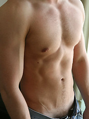 Jock shows his sexy ripped body - Gay boys pics at Twinkest.com