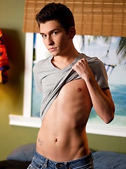 Jake Tyler starts to enjoy his own body - Gay boys pics at Twinkest.com
