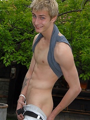 Sexy boy showing his nakeed body without shy - Gay boys pics at Twinkest.com