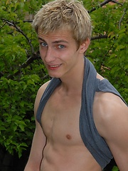 Sexy boy showing his nakeed body without shy - Gay boys pics at Twinkest.com