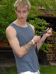 Sexy boy showing his nakeed body without shy - Gay boys pics at Twinkest.com