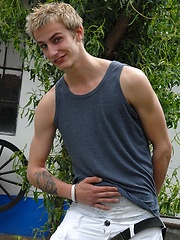 Sexy boy showing his nakeed body without shy - Gay boys pics at Twinkest.com