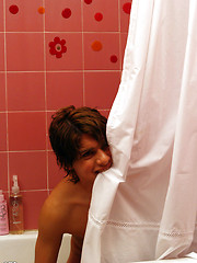Sexy boy waxing his rod in the bath - Gay boys pics at Twinkest.com