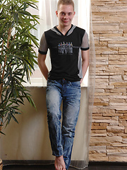 Cute 18year old bottom boy David shows us his stuff in this sexy solo pics - Gay boys pics at Twinkest.com