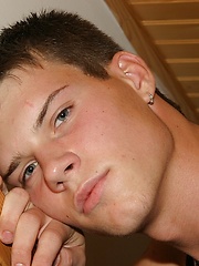 Cute college twink posing naked - Gay boys pics at Twinkest.com