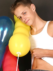 Cute twink posing with baloons - Gay boys pics at Twinkest.com