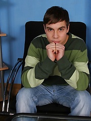 Twink playing with cock and cuming on own chest - Gay boys pics at Twinkest.com