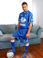 Italian soccer boy exposes his sexy body - Gay boys pics at Twinkest.com
