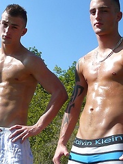 Two gay twins posing outdoor - Gay boys pics at Twinkest.com