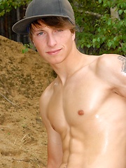 Nude skinny boy playing in the sand - Gay boys pics at Twinkest.com