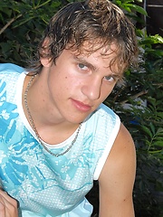 Straight euro boy posing on the backyard - Gay boys pics at Twinkest.com
