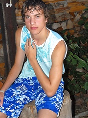 Straight euro boy posing on the backyard - Gay boys pics at Twinkest.com