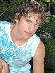 Straight euro boy posing on the backyard - Gay boys pics at Twinkest.com