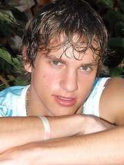 Straight euro boy posing on the backyard - Gay boys pics at Twinkest.com