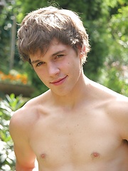 Cute teen boy sucking outdoor - Gay boys pics at Twinkest.com