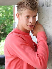 Sweet white-haired boy posing on the building - Gay boys pics at Twinkest.com