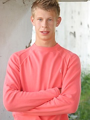 Sweet white-haired boy posing on the building - Gay boys pics at Twinkest.com