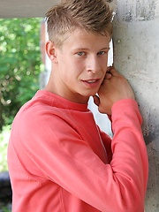 Sweet white-haired boy posing on the building - Gay boys pics at Twinkest.com