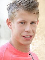 Sweet white-haired boy posing on the building - Gay boys pics at Twinkest.com