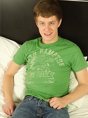 18 year old Aaron hails from Chicago and likes photography and movies - Gay boys pics at Twinkest.com
