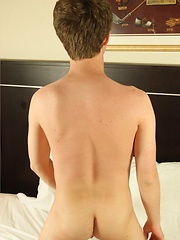 18 year old Aaron hails from Chicago and likes photography and movies - Gay boys pics at Twinkest.com