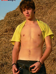 Amateur european boy Etienne - Gay boys pics at Twinkest.com