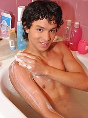 HMBoy Rafael makes waves in the bath - Gay boys pics at Twinkest.com