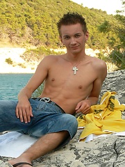 Home made boy Michal takes a trip - Gay boys pics at Twinkest.com