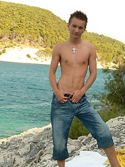 Home made boy Michal takes a trip - Gay boys pics at Twinkest.com