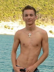 Home made boy Michal takes a trip - Gay boys pics at Twinkest.com