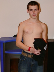 Str8 boy Ty squeezes one out - Gay boys pics at Twinkest.com