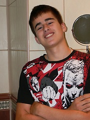 Quality bathroom time with Paulo - Gay boys pics at Twinkest.com