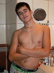 Quality bathroom time with Paulo - Gay boys pics at Twinkest.com