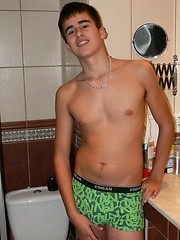 Quality bathroom time with Paulo - Gay boys pics at Twinkest.com