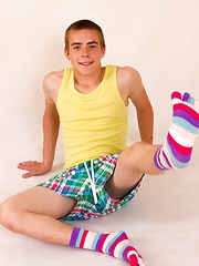 Handsome gay twink Lenny Evans exposes his delights - Gay boys pics at Twinkest.com