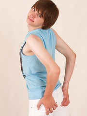 Nice ass of 18 y.o. pal Jason Tanny becomes visible - Gay boys pics at Twinkest.com