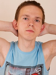 A little bit shy boy Kenny Cole exposes his nice ass - Gay boys pics at Twinkest.com