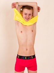 Cute blonde guy Matthew Philipps poses first-time - Gay boys pics at Twinkest.com