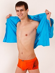Pretty 19 years old guy nervous getting his first professional shots - Gay boys pics at Twinkest.com