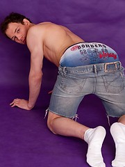 Alex Newmann is exposing his body on cam for the first time - Gay boys pics at Twinkest.com