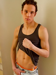Broad-shouldered Alexs home funs - Gay boys pics at Twinkest.com