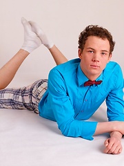 19 y.o. first-time homo Alex Newmann is posing on the floor - Gay boys pics at Twinkest.com