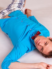 19 y.o. first-time homo Alex Newmann is posing on the floor - Gay boys pics at Twinkest.com