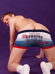 Teen Mark Skinner beautifying himself - Gay boys pics at Twinkest.com