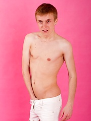 Young and delicate 19 y.o. Mark Skinner - Gay boys pics at Twinkest.com