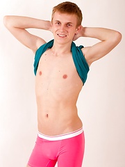 Mark Skinner presenting his 19 y.o. body - Gay boys pics at Twinkest.com