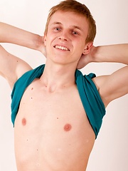 Mark Skinner presenting his 19 y.o. body - Gay boys pics at Twinkest.com
